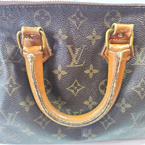 Authentic Louis Vuitton Monogram Canvas Speedy Handbag. - Picture 10 of 11